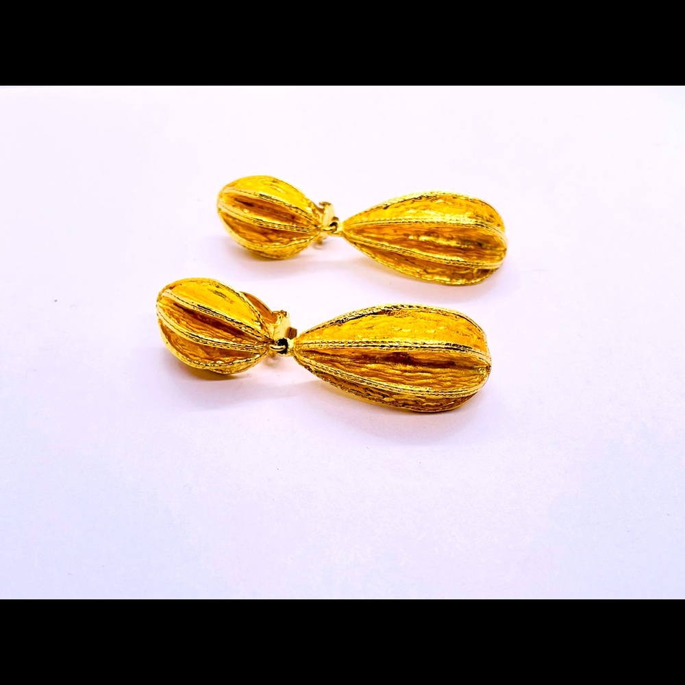 Stunning “POGGI Paris” Vtg gold tone clip on statement earrings (2.5x1”)
